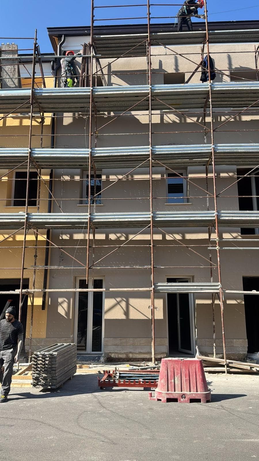 Squadra A.M.S. Group al lavoro su un cantiere con ponteggi