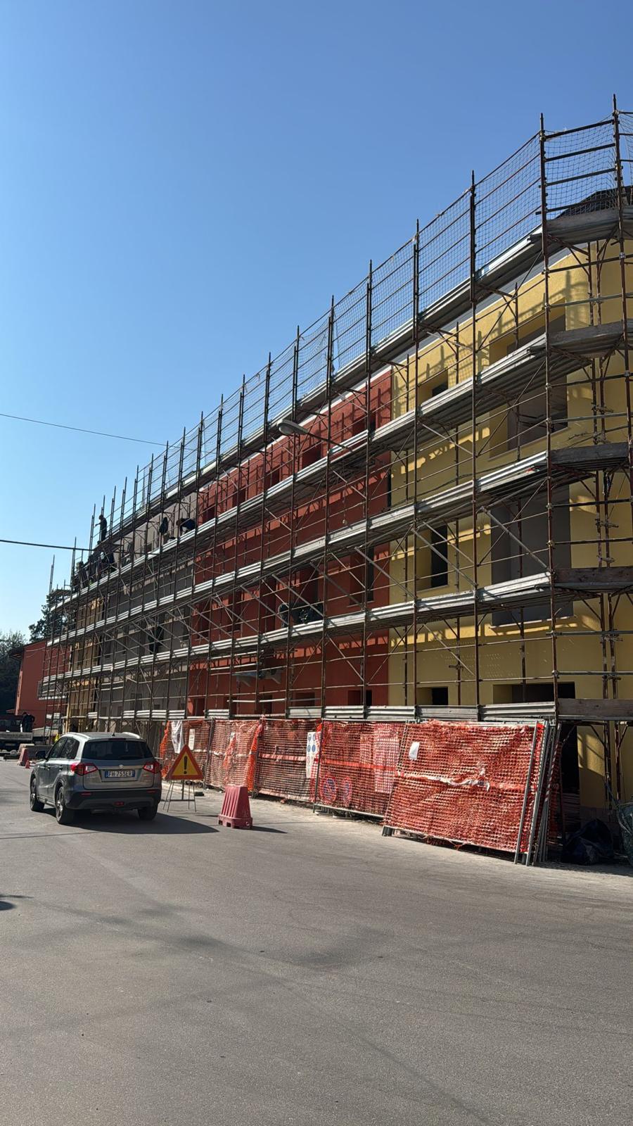 Cantiere A.M.S. Group: rifacimento facciata con ponteggi